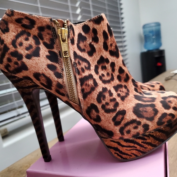 Material Girl Cheetah print booties - Picture 1 of 6